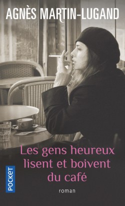 les gens heureux lisent et boivent du café