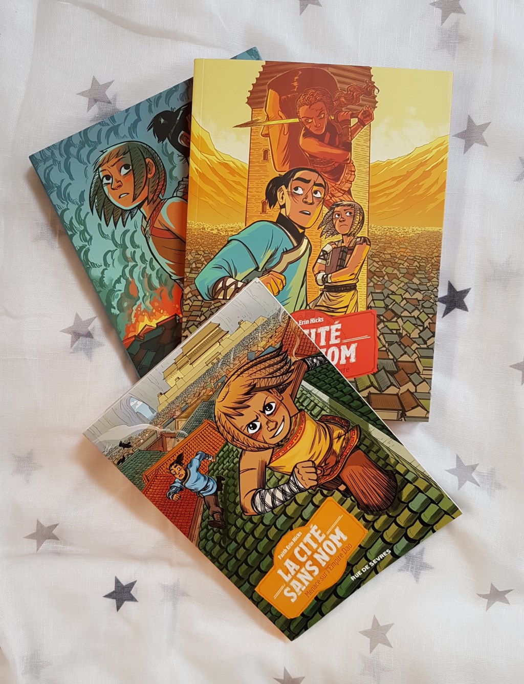 LA CITE SANS NOM, tome 1 : Menace sur l&rsquo;Empire Dao de Faith Erin&nbsp;Hicks.