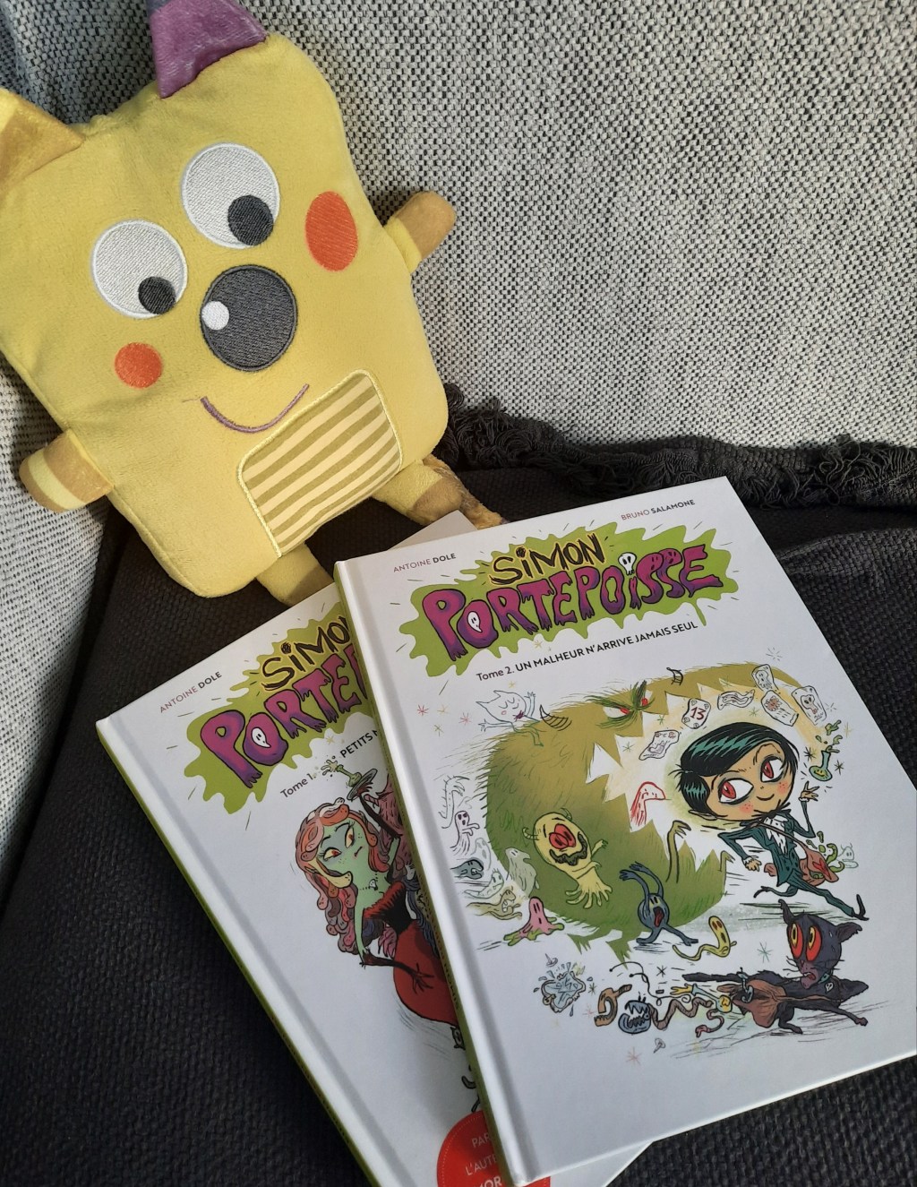 SIMON PORTEPOISSE, #2 : Un malheur n&rsquo;arrive jamais seul, une bande dessinée de Antoine Dole et de Bruno&nbsp;Salamone.