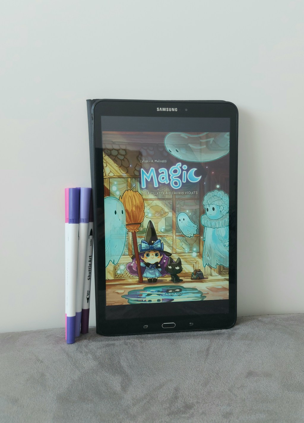 MAGIC, tome 1 : La fillette aux cheveux violets, une bande dessinée de Lylian et de&nbsp;Molinatti.