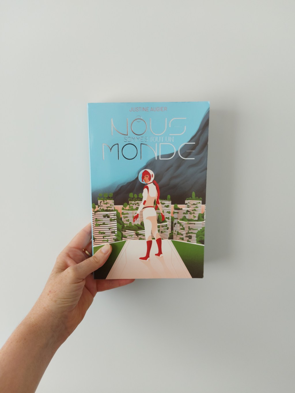 NOUS SOMMES TOUT UN MONDE, une dystopie de Justine&nbsp;Augier.